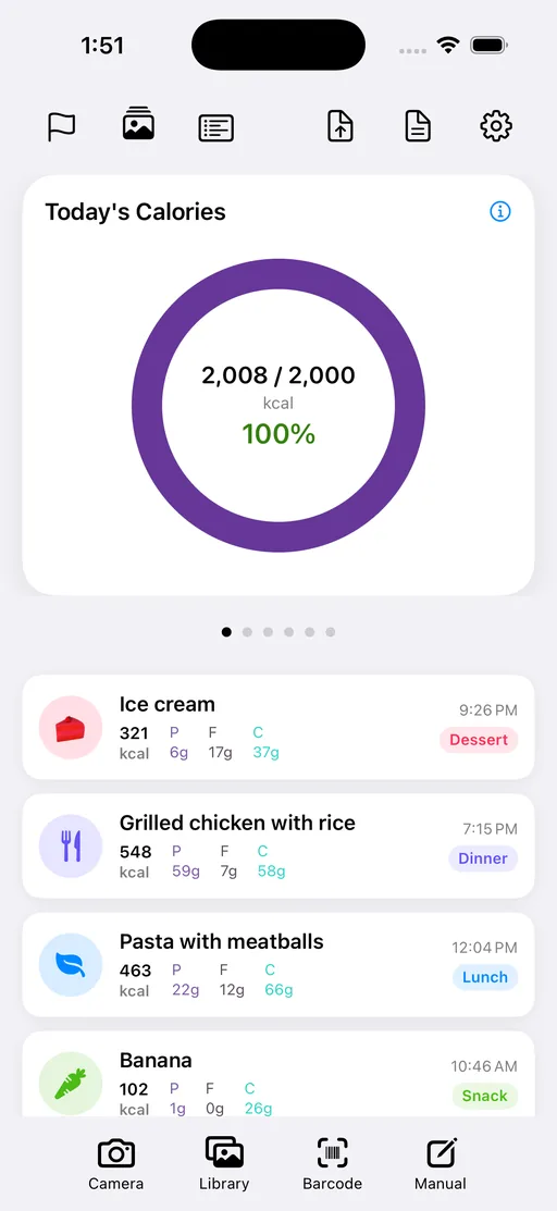 L&rsquo;&eacute;cran d&rsquo;accueil de l&rsquo;application&nbsp;: un anneau violet
indiquant 2&nbsp;008 kcal sur 2&nbsp;000 pour la journ&eacute;e, et une liste des repas
enregistr&eacute;s avec leurs calories et leurs macronutriments.